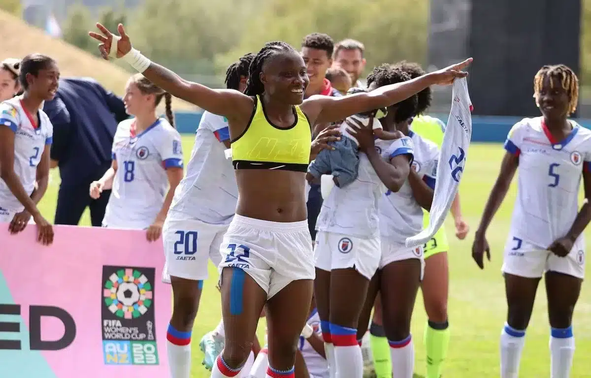 Roselord Borgella celebrant la qualification de la selection haitienne de football feminine pour la coupe du monde. Ligue des Nations en preparation.